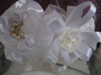 Tocado comunión con diadema forrada.Flor y lazada realizada en lazo de raso blanco.
