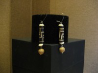 Pendientes etnicos de abalorios de cuerno.