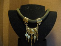Collar de cordón con aplicaciones de metal.