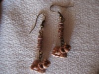 Pendientes con elefantes de ceramica.Tienen su collar a juego.