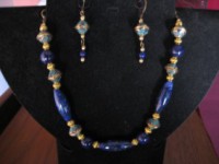 Conjunto de collar y pendientes con piezas tibetanas y piedras de lapizlazuli.