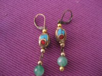 Pendientes con piezas tibetanas y abalorios de cristal.