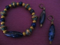 Conjunto de pulsera y pendientes de piedra semipreciosa de lapislazuli.