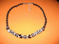 Collar en cordón macrame y abalorios de ceramica y cuerno.