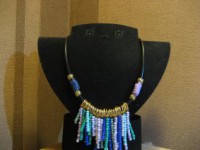 Collar en cordón y abalorios de cristal.