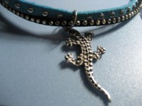 Choker doble de antelina con salamandra.