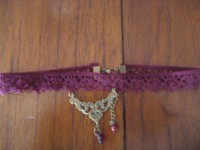 Choker puntilla y piez central de metal con abalorio gota de cristal.