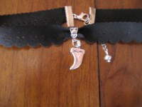 Choker en antelina negra y colcante en metal plateado.