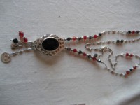 Colgante hecho con cadena en color platay abalorios de crista Swarovsky en negro y rojo.