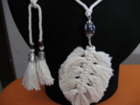 Colgante en forma de hoja de macrame y abalorios de vidrio.