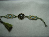 Pulsera tejida con abalorios de cristal de Miyuki y pieza central de metal.