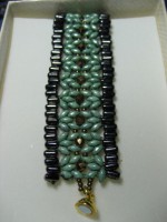 Brazalete tejido con piezas de cristal.Totalmente artesanal.