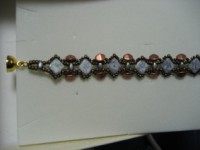 Brazalete artesanal con piezas de cristal y cierre de iman.