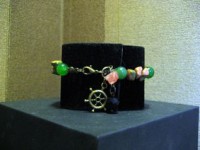 Pulsera con piedras naturales y perlas verdes con abalorios de metal