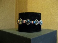 Pulsera tejida a mano con piedras de cristal puca y rocallas japonesas de cristal Miyuki