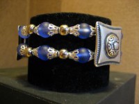 Pulsera con perlas de cristal azul cojidas con abalorios de metal, bolas plateadas con adornos de metal plateados