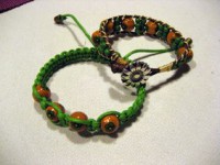  Pulseras en cordón de macrame, con bolas y cierre y colgantes de metal