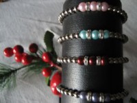 Pulseras elásticas con cuentas de metal y perlas de diferentes colores