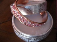 Pulsera de metal forrada con cinta de cristalitos