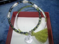 Pulseras una con cristales swarovski, perlas enforma de lagrima y colgante de moneda china de la suerte y otra con delicas miyuki de cristal