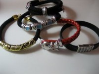 Pulseras de cuero con piezas de metal de zamac