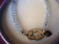 Pulsera Estrella es elastica con cristales Swarovski .