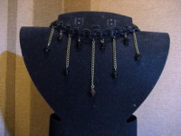 Gargantilla con pieza de pasamanería y cristales swarovski
