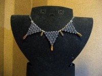 Gargantilla tecnica enfilado, tejida a mano con super duos de vidrio y dagas de cristal