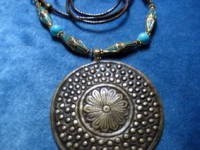 Colgante metal plateado con piezas Tibetanas