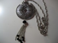 Colgante de metal plateado  con cadena de cordón y abalorios swarovski