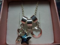 Colgante formado por tres pequeños abalorios.La estrella es de Swarovski.Todo el conjunto es de Plata de Ley. 