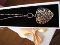 Colgante corazón labrado en color plata vieja.