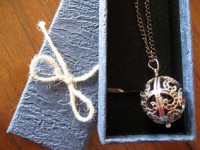 LLamador de Angeles labrado en color de plata vieja.