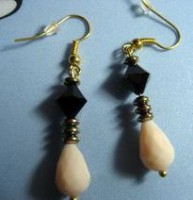 Pendientes dorados con abalorios de cristal negro con lagrima de piedra natural blanca