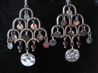 Pendientes realizados con chapas de metal y bolas de cristal miyuki
