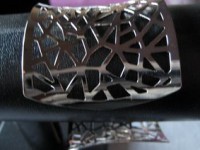 Pulsera media caña de metal con calado poligonal