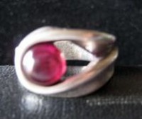 Anillo plateado con piedra de cristal de 17cm de diametro.