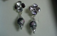 Pendientes plateados con flor de metal con bola de cristal 