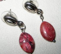 Pendientes con piedra natural veteada roja