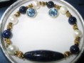 Pulsera elástica con piedras naturales de lapislázuli y perlas de swarovski y pendientes de acero inoxidable con swarovski