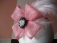 Detalle para el pelo con base diadema forrada,lazo de crin y plumas.