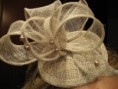 Tocado para invitadas con diadema forrada.