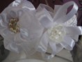 Tocado comunión con diadema forrada.Flor y lazada realizada en lazo de raso blanco.