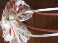 Tocado vintage, lazo de encaje y rosas.