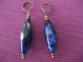Pendientes con piedras de lapizlazuli.