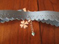 Choker en antelina y trebol plateado.