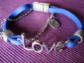 Pulsera de antelina azul con cadena y abalorios de metal y palabra  con cierre de iman