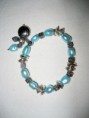 Pulsera elástica con perlas azules y abalorios con colgante de zamac