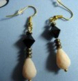 Pendientes dorados con abalorios de cristal negro con lagrima de piedra natural blanca