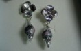 Pendientes plateados con flor de metal con bola de cristal 